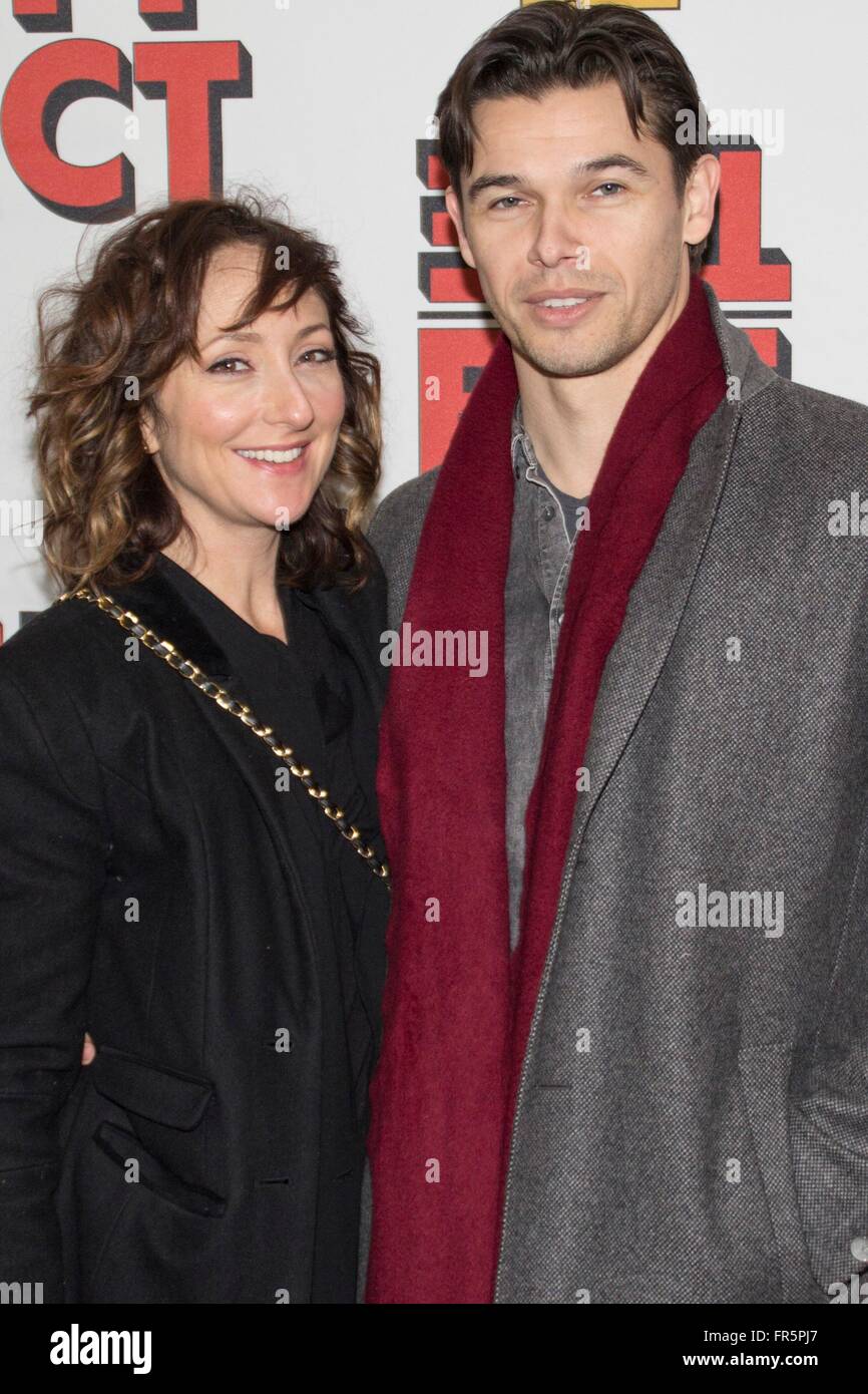 New York, NY, STATI UNITI D'AMERICA. 20 Mar, 2016. Carmen Cusack, Paul Telfer presso gli arrivi per l'effetto apertura notturna Off-Broadway, Barrow Street Theatre di New York, NY, 20 marzo 2016. Credito: Patrick Cashin/Everett raccolta/Alamy Live News Foto Stock