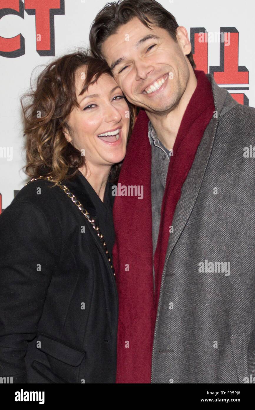 New York, NY, STATI UNITI D'AMERICA. 20 Mar, 2016. Carmen Cusack, Paul Telfer presso gli arrivi per l'effetto apertura notturna Off-Broadway, Barrow Street Theatre di New York, NY, 20 marzo 2016. Credito: Patrick Cashin/Everett raccolta/Alamy Live News Foto Stock