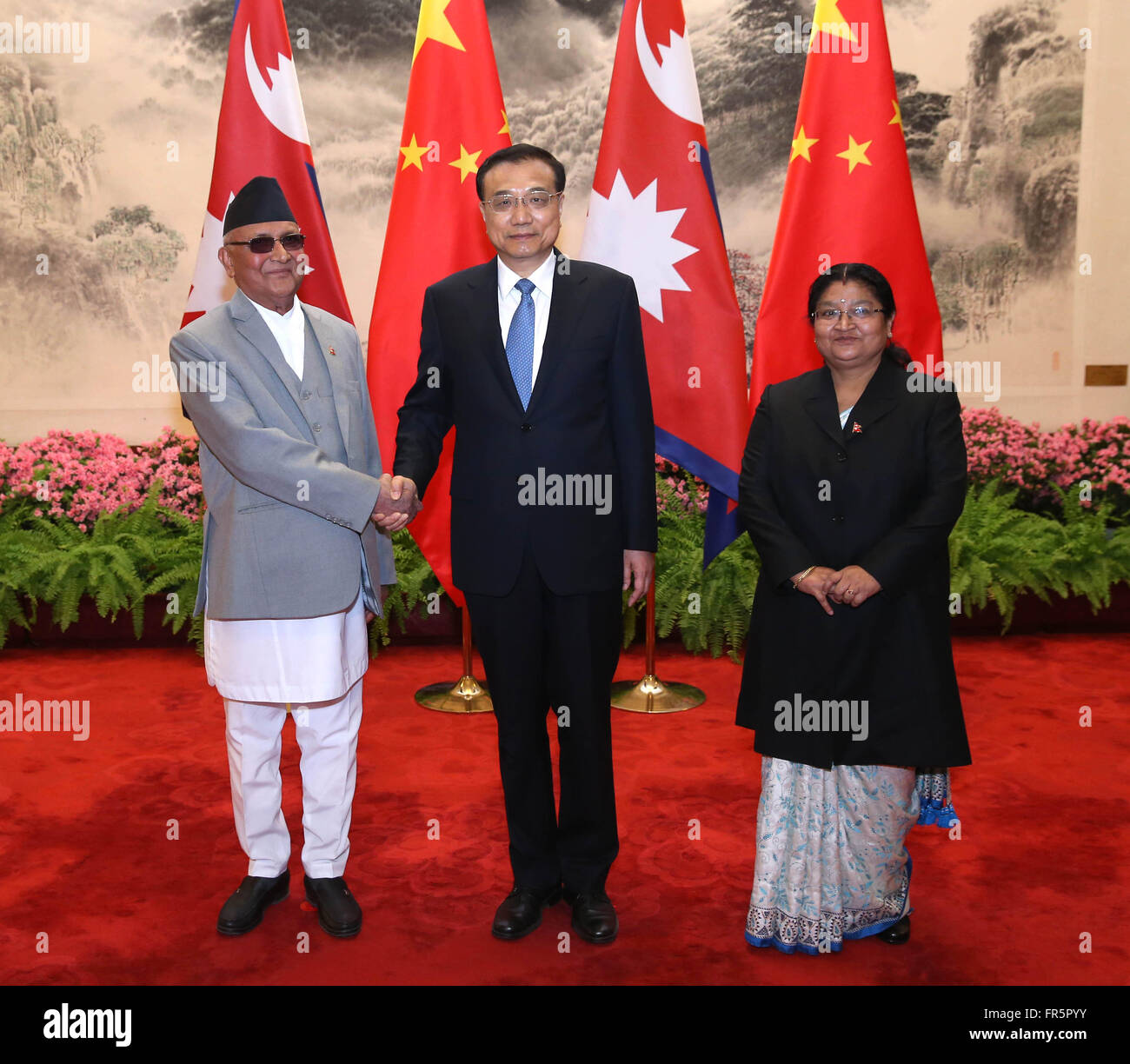 Pechino, Cina. Xxi Mar, 2016. Il premier cinese LI Keqiang (C) incontra il primo ministro nepalese K. P. Oli (L) a Pechino, capitale della Cina, Marzo 21, 2016. Credito: Pang Xinglei/Xinhua/Alamy Live News Foto Stock