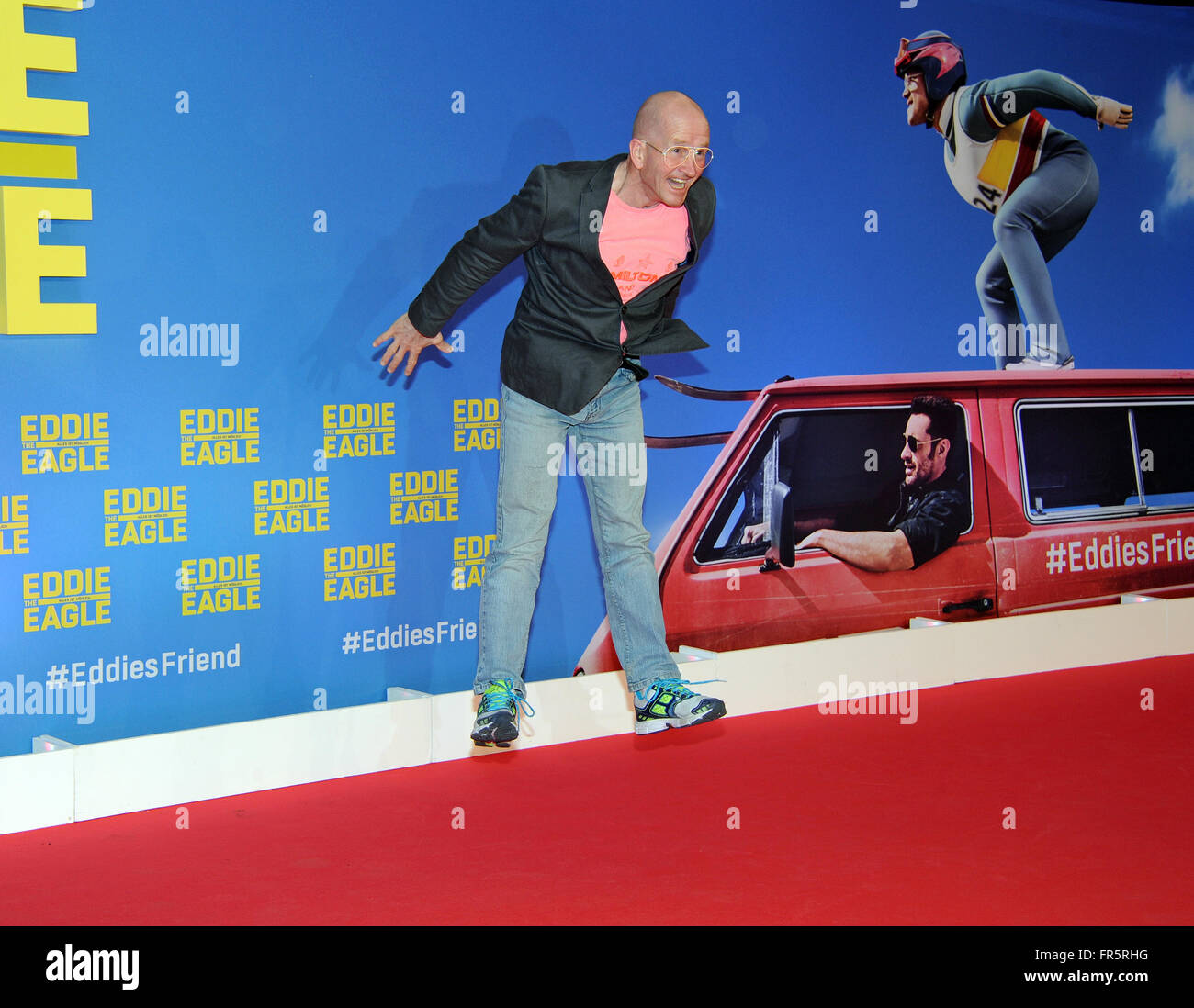 Monaco di Baviera, Germania. 20 Mar, 2016. British ex ponticello sci Eddie "L'Aquila" Edwards pone come egli arriva per una speciale proiezione di Eddie "L'Aquila" a Monaco di Baviera, Germania, 20 marzo 2016. Foto: Ursula Düren/dpa/Alamy Live News Foto Stock