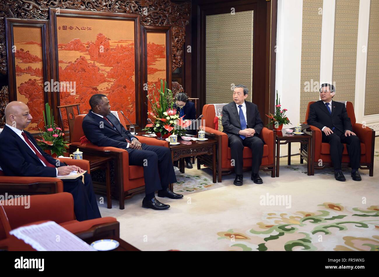 Pechino, Cina. Xxi Mar, 2016. Chinese Vice Premier Ma Kai (seconda R) soddisfa con Olumuyiwa Aliu Benard, presidente del Consiglio dell' Organizzazione dell' aviazione civile internazionale (ICAO), a Pechino, capitale della Cina, Marzo 21, 2016. © Zhang Duo/Xinhua/Alamy Live News Foto Stock
