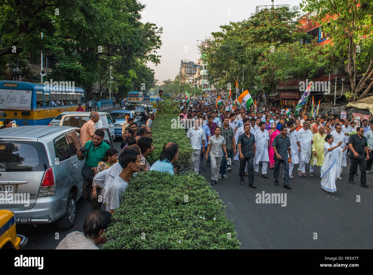 Kolkata, India. Xxi Mar, 2016. Il Bengala Occidentale il capo di ministro e di tutta l India Trinamool Congress [ ] TMC Supremo Mamata Banerjee conduce una massiccia rally da Ballygunge Phanri Hazra di attraversamento per le prossime elezioni legislative. Credito: Debajyoti Das/Pacific Press/Alamy Live News Foto Stock