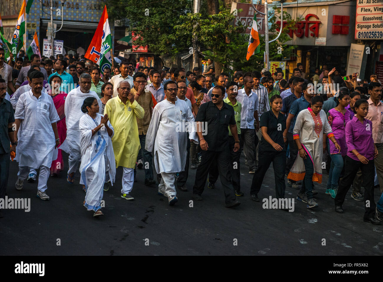 Kolkata, India. Xxi Mar, 2016. Il Bengala Occidentale il capo di ministro e di tutta l India Trinamool Congress [ ] TMC Supremo Mamata Banerjee conduce una massiccia rally da Ballygunge Phanri Hazra di attraversamento per le prossime elezioni legislative. Credito: Debajyoti Das/Pacific Press/Alamy Live News Foto Stock