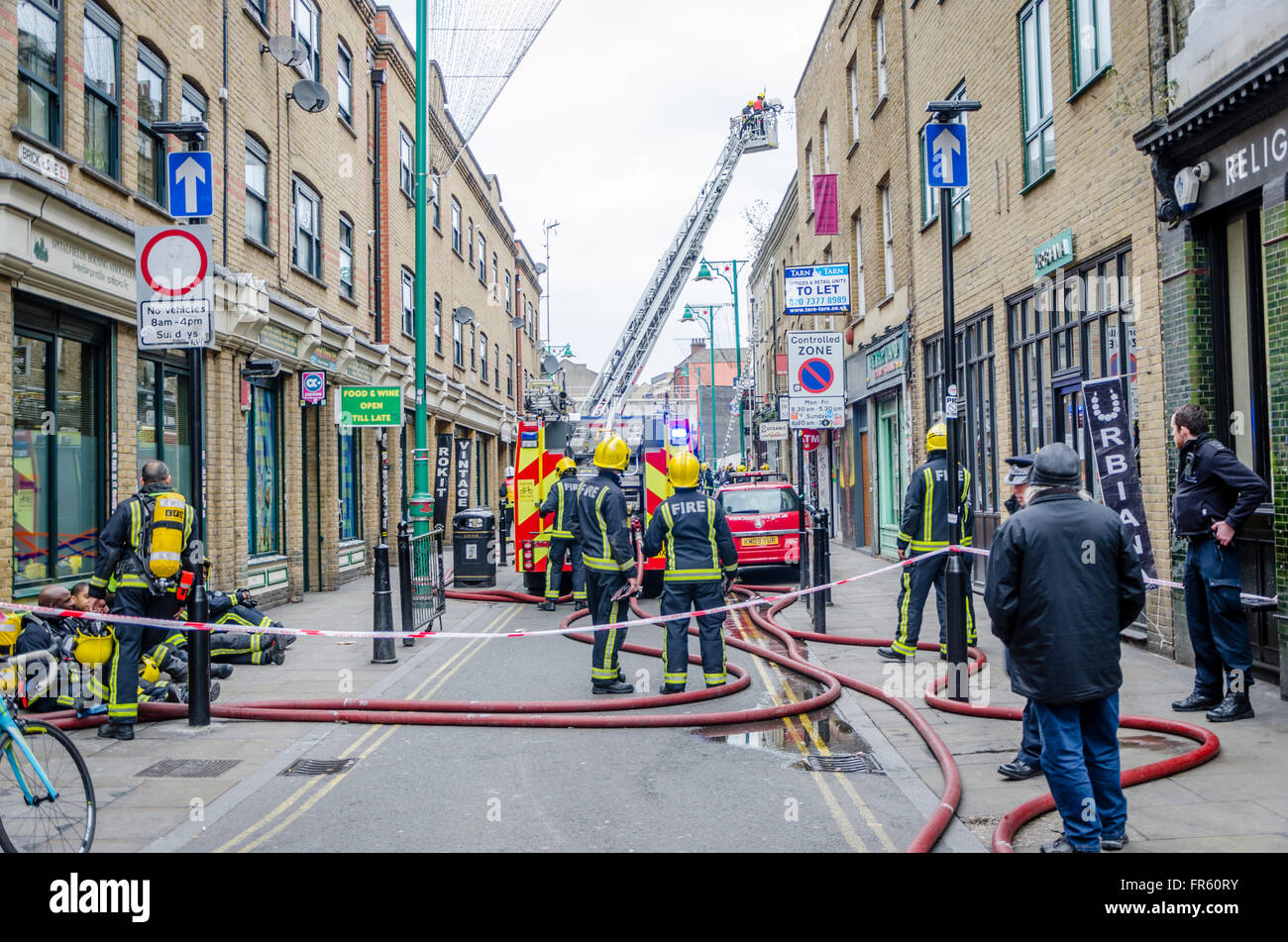 Londra, Regno Unito. Xxi marzo, 2016. Incendio in Brick Lane, East London, dove la strada è stata chiusa e molti motori antincendio sono stati chiamati. Credito: Ilyas Ayub/ Alamy Live News Foto Stock