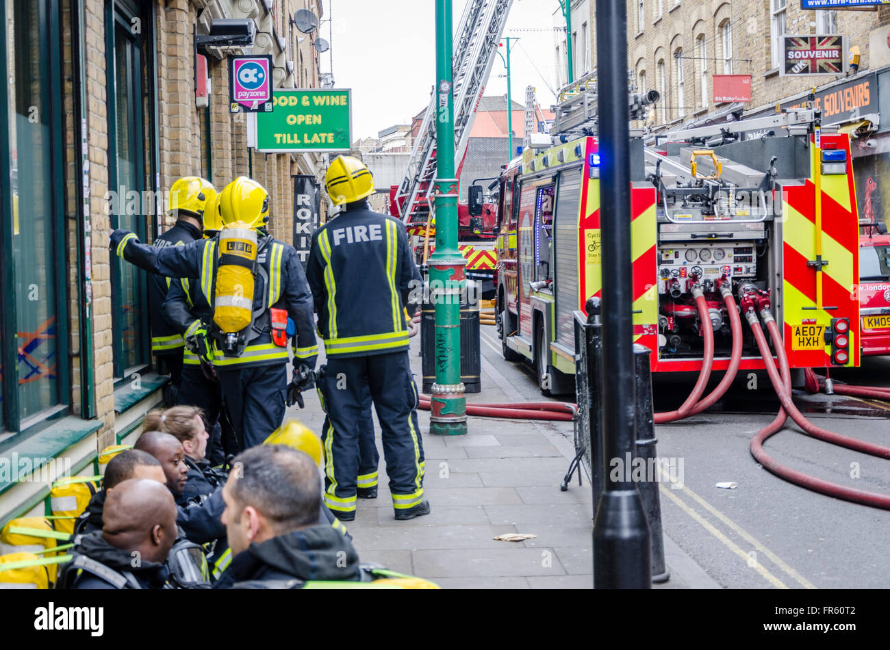 Londra, Regno Unito. Xxi marzo, 2016. Incendio in Brick Lane, East London, dove la strada è stata chiusa e molti motori antincendio sono stati chiamati. Credito: Ilyas Ayub/ Alamy Live News Foto Stock