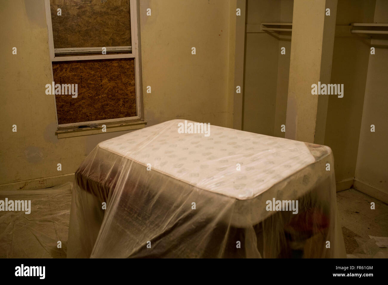 Memphis, TN, Stati Uniti d'America. 30 apr, 2015. Un vuoto intavolato un appartamento che è stato riparato è visibile dopo 24 famiglie sono state spostate fuori del Warren appartamenti dopo il codice della città i funzionari di polizia ritenuti gli appartamenti inabitabili. © (Brad VestThe AppealThe commerciale appello commerciale/ZUMA filo/Alamy Live News Foto Stock