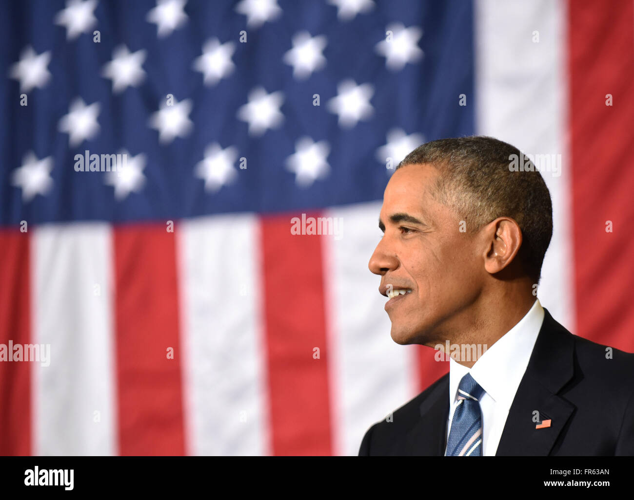 L'Avana, Cuba. Xxi Marzo 2016. Stati Uniti Il presidente Barack Obama parla al pubblico prima di partecipare in un municipio in corrispondenza di un vertice imprenditoriale a La Cerveceria del Puerto, una birreria a l'Avana, Cuba il 21 marzo 2016. Ex CNN host Soledad O'Brien, la cui famiglia ha origini a Cuba, servita come moderatore per l'evento. Credito: Paul Hennessy/Alamy Live News Foto Stock