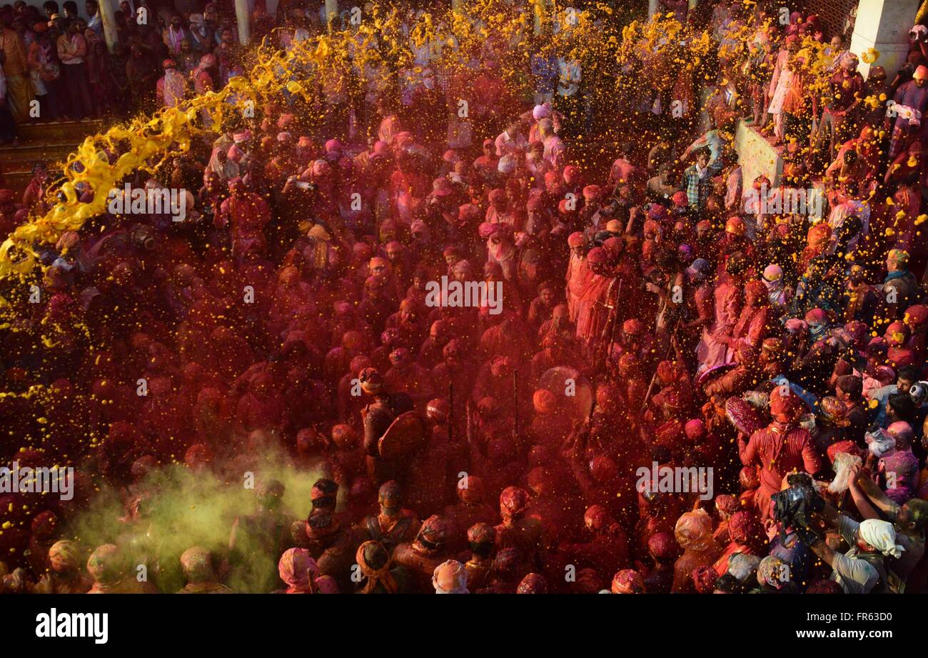 Mathura, India. Xviii Mar, 2016. La gente buttare acqua colorata e polvere colorata ai devoti di Barsana e Nandaon durante la celebrazione di Lathmar Holi festival. Canniccio Mar Holi è una celebrazione locale del festival indù di Holi, dove migliaia di indù e turisti congregano. © Prabhat Kumar Verma/Pacific Press/Alamy Live News Foto Stock