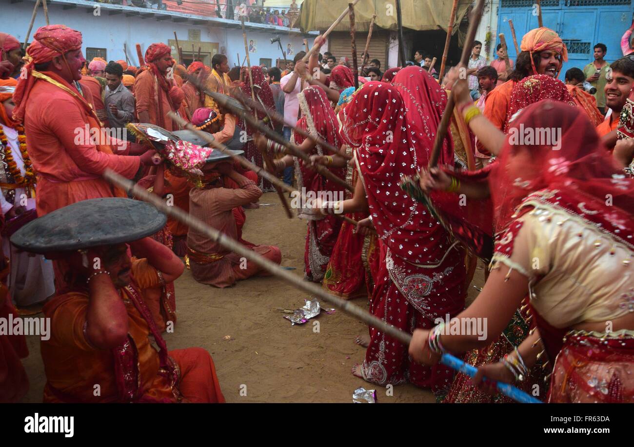 Mathura, India. Xviii Mar, 2016. Le donne di Nandgaon Barsana battendo a favore della gioventù con lathi (bastone di legno) durante la celebrazione di Lathmar Holi festival di Nandgaon. Canniccio Mar Holi è una celebrazione locale del festival indù di Holi, dove migliaia di indù e turisti congregano. © Prabhat Kumar Verma/Pacific Press/Alamy Live News Foto Stock