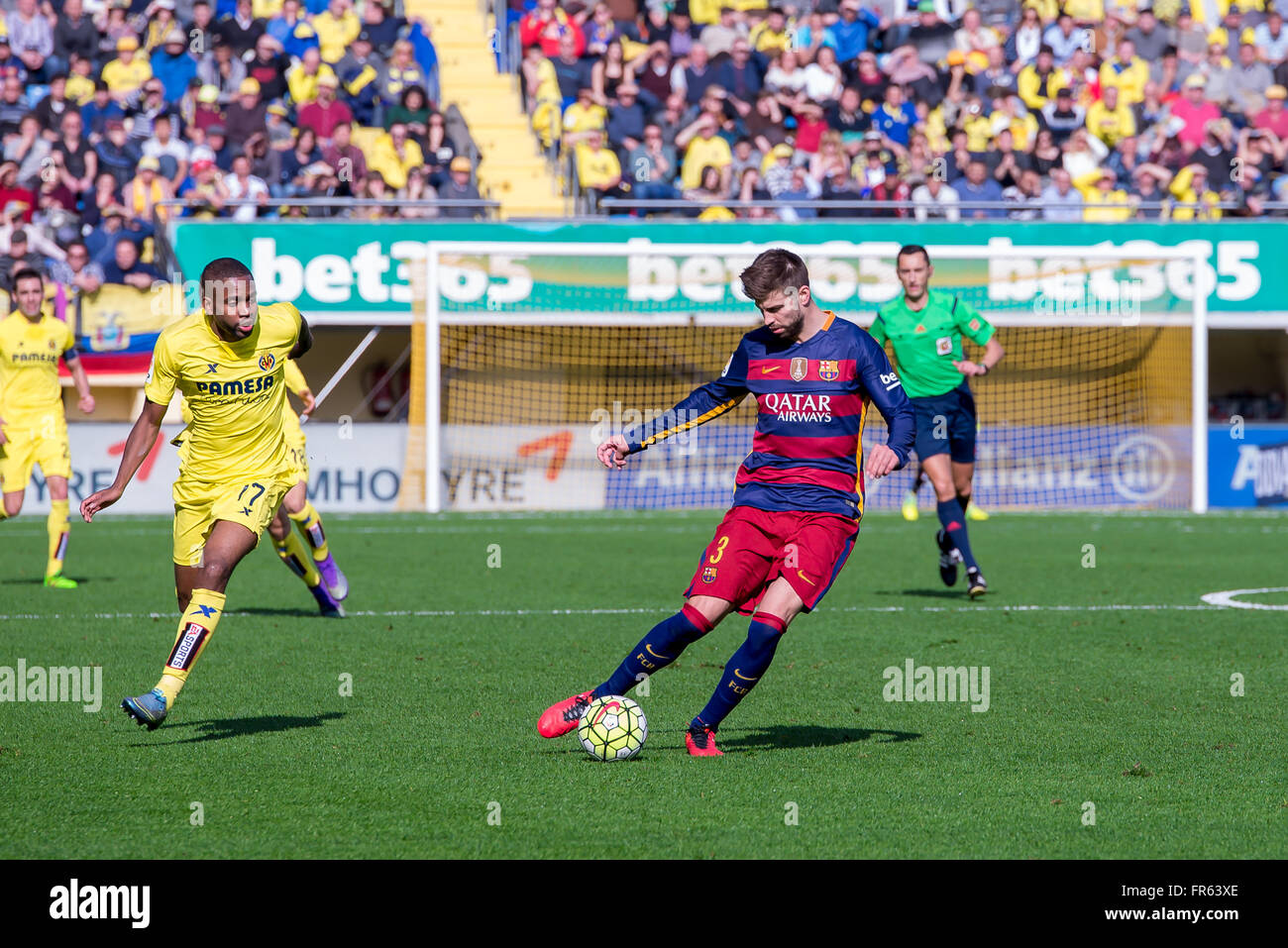 VILLARREAL, Spagna - MAR 20: Gerard Pique svolge presso la Liga match tra Villarreal CF e FC Barcellona a El Madrigal Stadium il 20 marzo 2016 in Villarreal, Spagna. Foto Stock