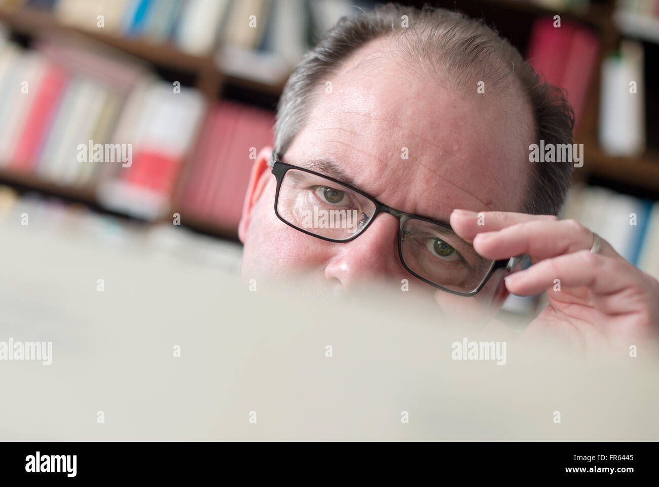 Francoforte, Germania. Xviii Mar, 2016. Wolfgang Schopf, direttore della letteratura archivi presso il Goethe University di Francoforte, la lettura di lettere da parte di Peter Suhrkamp di Francoforte, Germania, 18 marzo 2016. Schopf pubblica uno scambio di lettere tra la Casa Editrice Suhrkamp e sua moglie Annemarie Seidel, che solo di recente è stato scoperto come un libro. Foto: Alexander Heinl/dpa/Alamy Live News Foto Stock