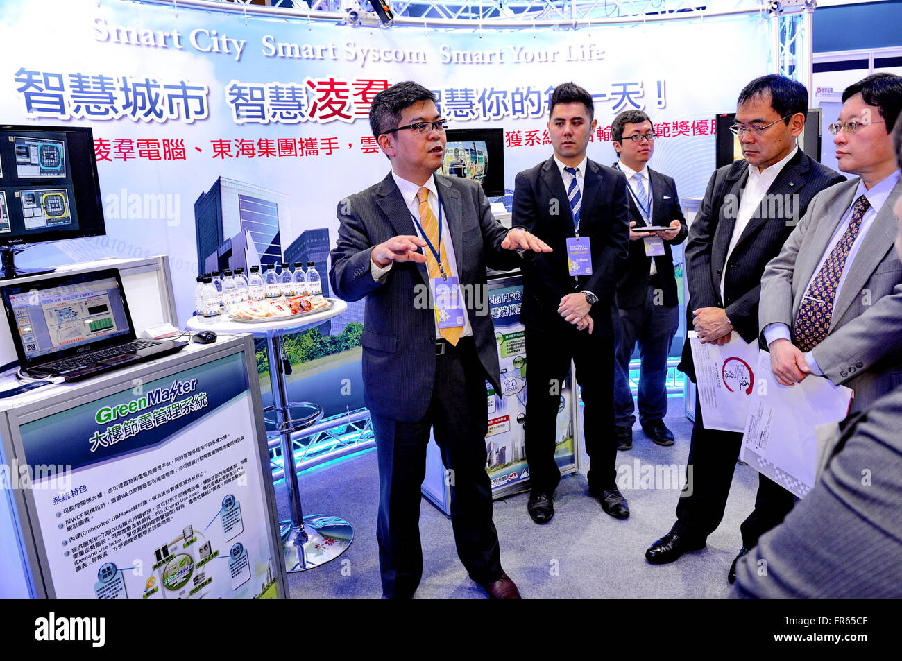 Il Taipei Taiwan. 22 Mar, 2016. Un espositore (1L) dà introduzione di smart sistema di comunicazione per i visitatori a 2016 Smart City Summit & Expo che si terrà a Taipei, a sud-est della Cina di Taiwan, Marzo 22, 2016. I quattro giorni di mostra focalizzata sulla smart city edili e governance aperta qui il martedì. © Zhang Guojun/Xinhua/Alamy Live News Foto Stock