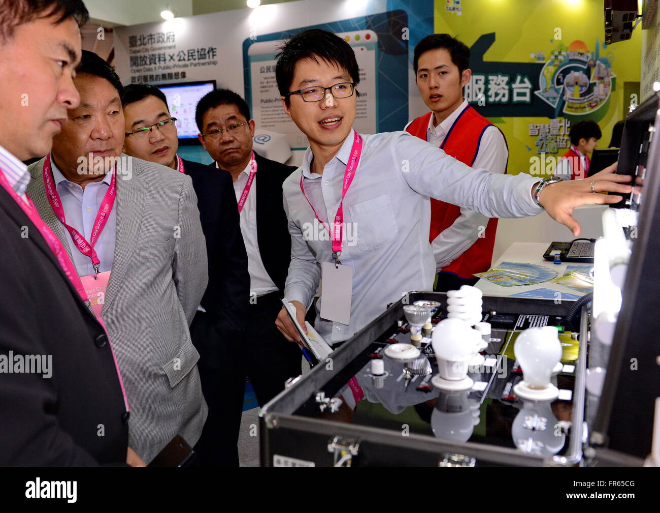 Il Taipei Taiwan. 22 Mar, 2016. Un espositore (R) dà introduzione di smart sistema di illuminazione per gli ospiti a 2016 Smart City Summit & Expo che si terrà a Taipei, a sud-est della Cina di Taiwan, Marzo 22, 2016. I quattro giorni di mostra focalizzata sulla smart city edili e governance aperta qui il martedì. © Zhang Guojun/Xinhua/Alamy Live News Foto Stock