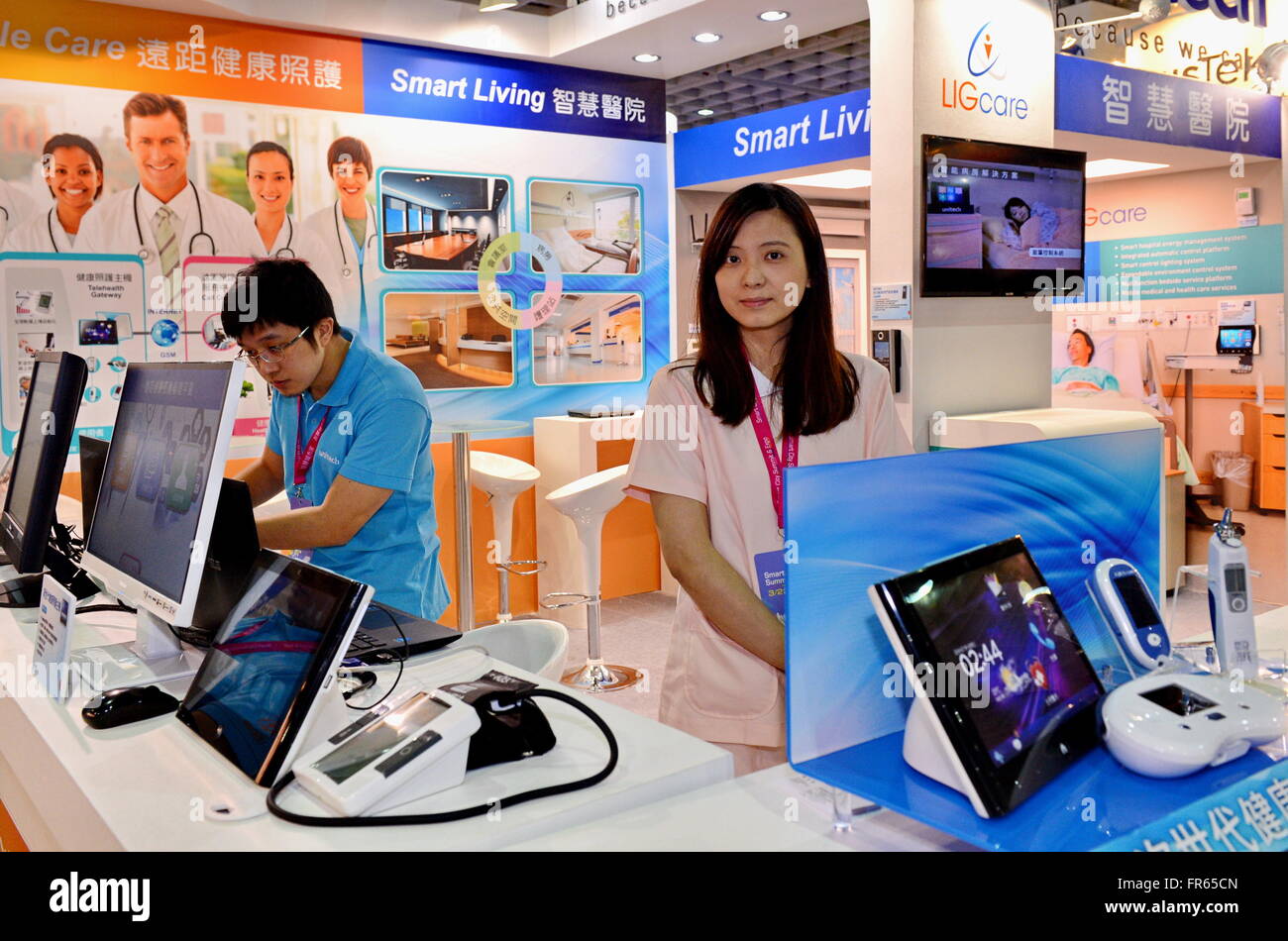 Il Taipei Taiwan. 22 Mar, 2016. Gli espositori in stand by smart attrezzature mediche a 2016 Smart City Summit & Expo che si terrà a Taipei, a sud-est della Cina di Taiwan, Marzo 22, 2016. I quattro giorni di mostra focalizzata sulla smart city edili e governance aperta qui il martedì. © Zhang Guojun/Xinhua/Alamy Live News Foto Stock