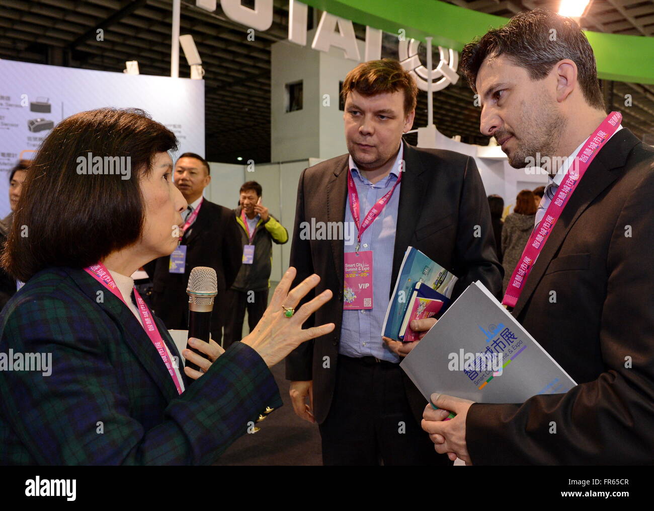 Il Taipei Taiwan. 22 Mar, 2016. Un espositore dà introduzione ai potenziali acquirenti a 2016 Smart City Summit & Expo che si terrà a Taipei, a sud-est della Cina di Taiwan, Marzo 22, 2016. I quattro giorni di mostra focalizzata sulla smart city edili e governance aperta qui il martedì. © Zhang Guojun/Xinhua/Alamy Live News Foto Stock