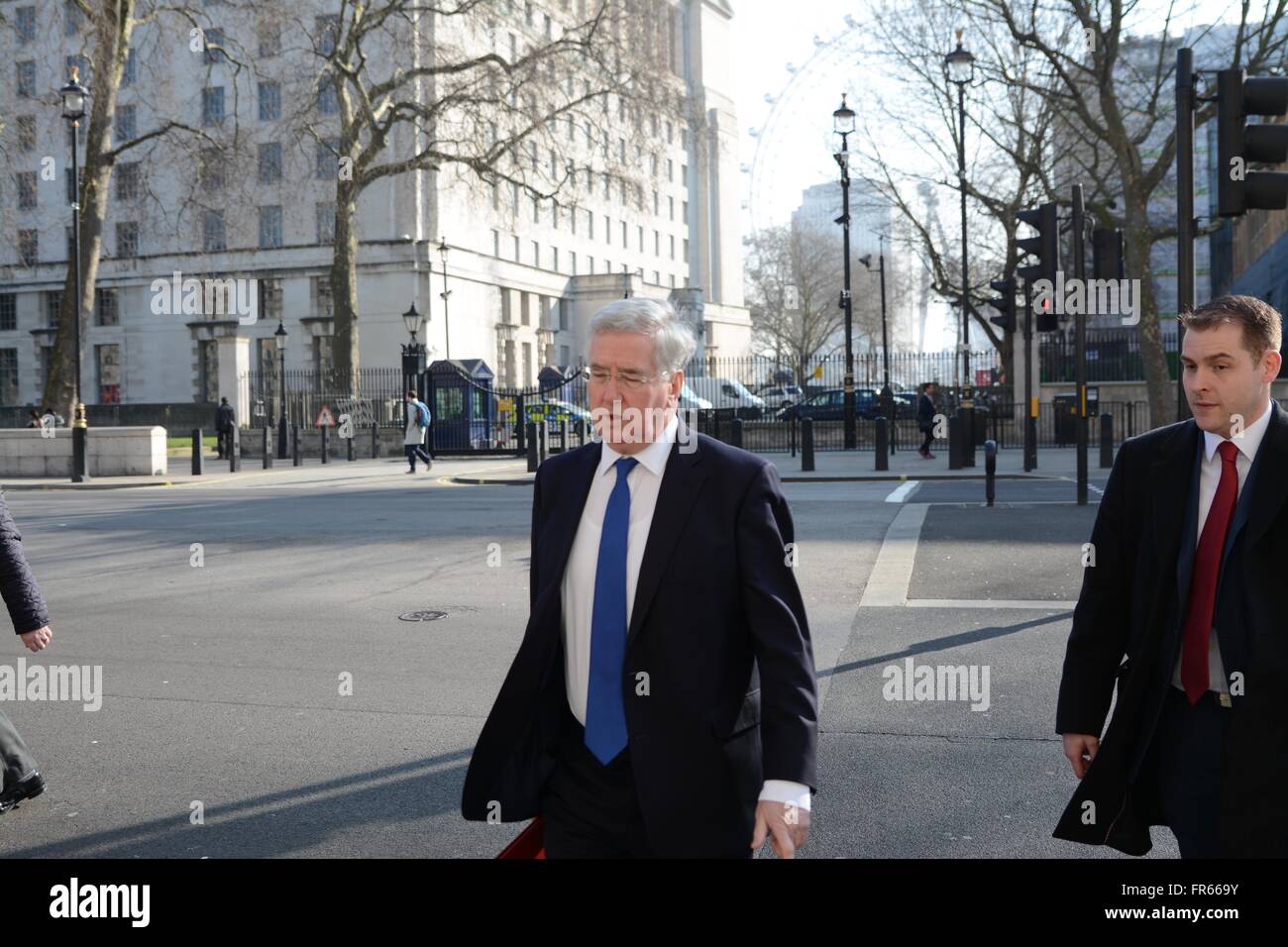 Londra, Regno Unito. Xxii marzo, 2016. Michael Fallon MP, il Segretario di Stato britannico per la difesa, arriva a Downing Street fiancheggiata dal governo aiutanti come superficie di rapporti di un attacco terroristico a Bruxelles, in Belgio. Credito: Marc Ward/Alamy Live News Foto Stock