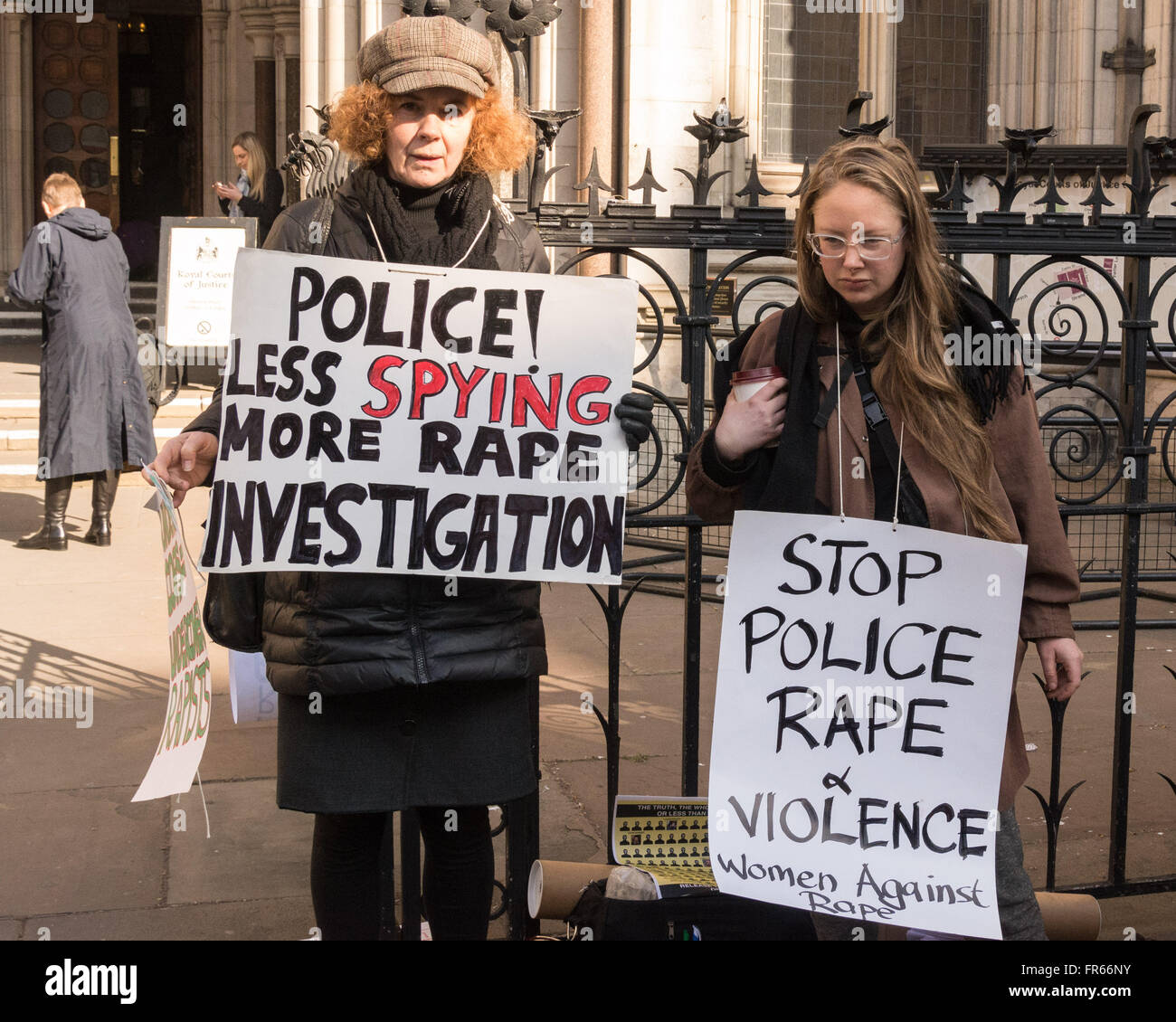 Londra REGNO UNITO 22 marzo 2016. I sostenitori di donne ingannate nel lungo termine i rapporti intimi con undercover poliziotti raccogliere al di fuori della Royal Courts of Justice in una solidarietà picket all'inizio di una audizione preliminare in una pubblica inchiesta in operazioni di polizia sotto copertura. L'audizione preliminare per stabilire come la richiesta verrà eseguita. Le autorità di polizia hanno chiesto che l'inchiesta pubblica mantenere alcune prove del segreto, ma il team legale delle donne che stanno prendendo provvedimenti sostengono che tutti gli elementi di prova dovrebbero essere esaminati in pubblico. Credito: Patricia Phillips/Alamy Live News Foto Stock