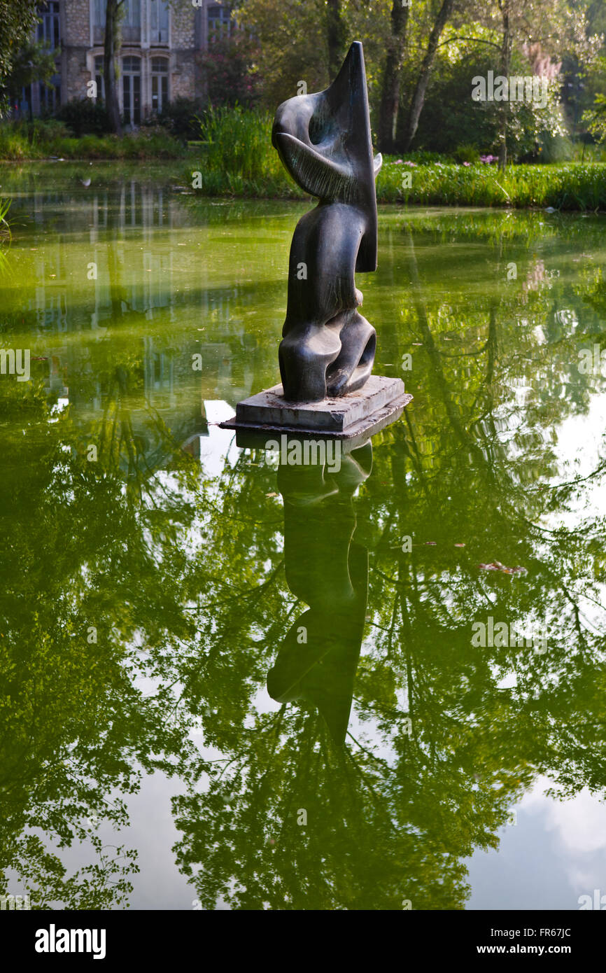 CALDAS DA RANHA, Portogallo - sett 24: Ferro scultura moderna in uno stagno del parco portoghese sul Sett. 24, 2010, Caldas da Ranha, Porto Foto Stock