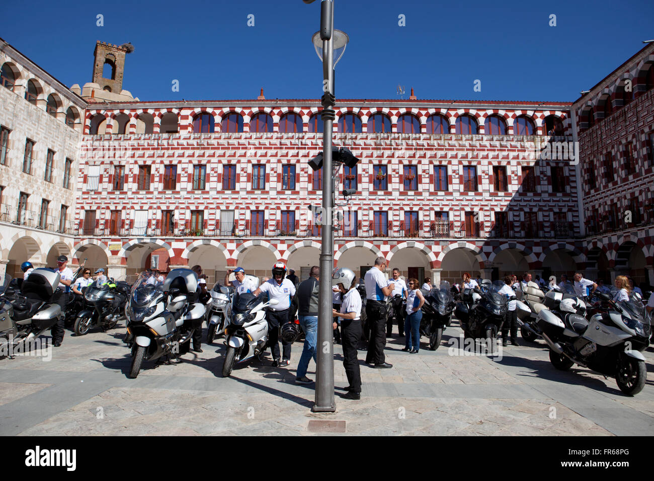 BADAJOZ, Spagna - 16 Maggio 2015: Riunione dei proprietari di motociclette di BMW K 1600 modello di bicicletta visitando a Plaza Alta a Badajoz, 16 maggio 20 Foto Stock