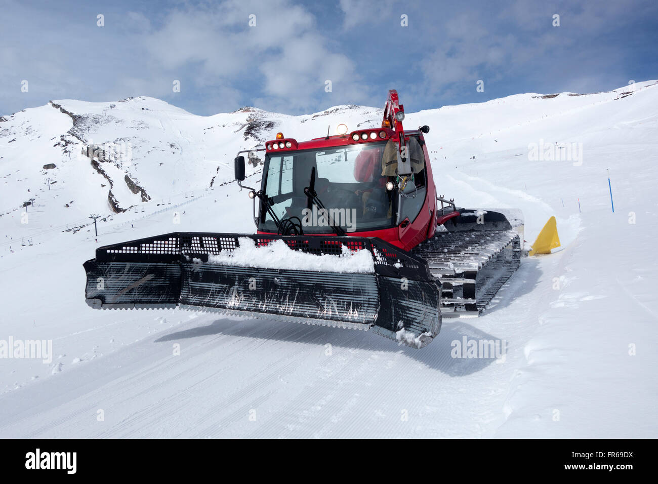 Macchina GROOMING nella neve Foto Stock