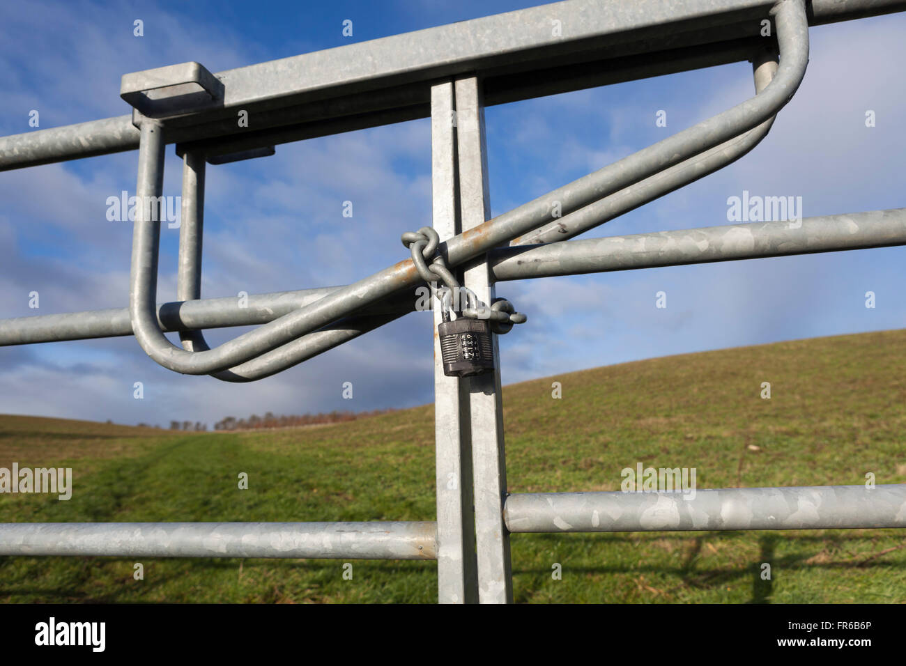 Un paese porta alla terra agricola, bloccate in modo da non permettere alcun accesso pubblico. Foto Stock