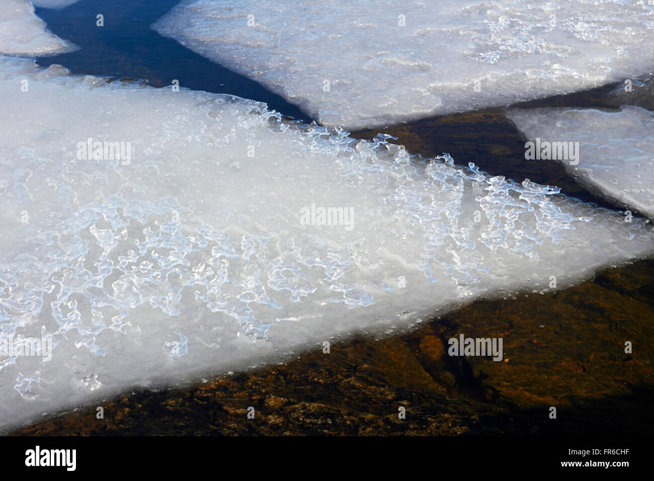 Ghiaccio in fusione sul lago, Finlandia Foto Stock