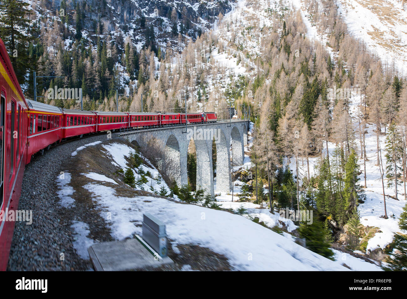 Il Bernina Express è passare il viadotto - Svizzera Foto Stock