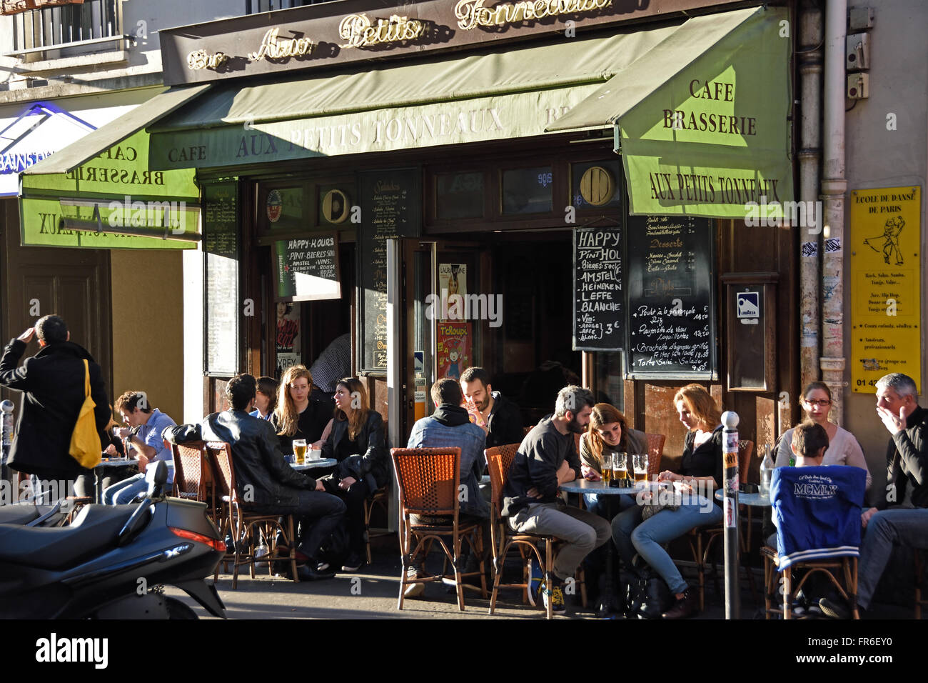La Brasserie Cafe Aux Petits Tonneaux ( Rue du Faubourg du Temple République, Canal St Martin/Gare de l'Est ) Parigi Francia - Francese Foto Stock