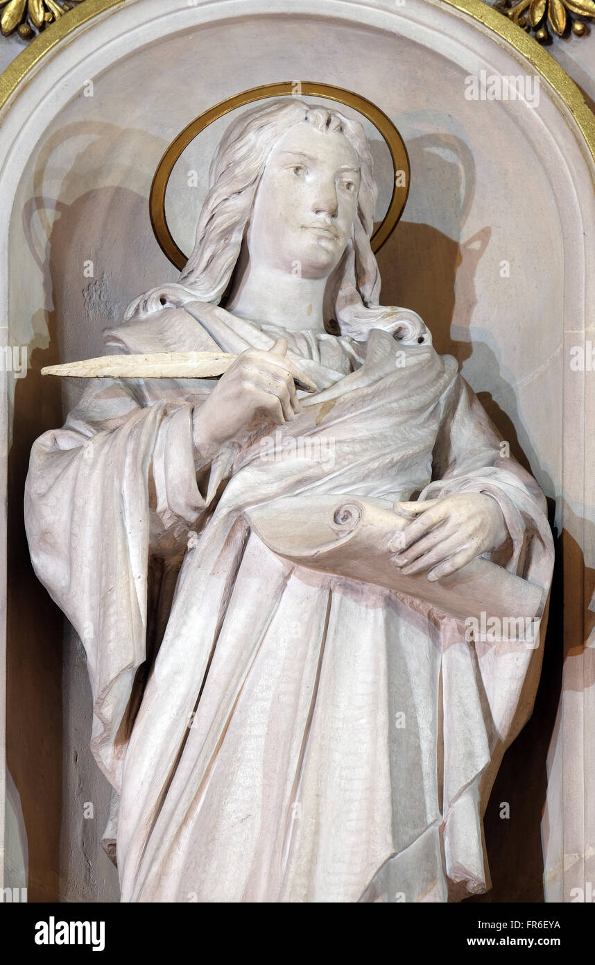 San Giovanni Evangelista statua sull altare principale nella Basilica del Sacro Cuore di Gesù a Zagabria in Croazia Foto Stock