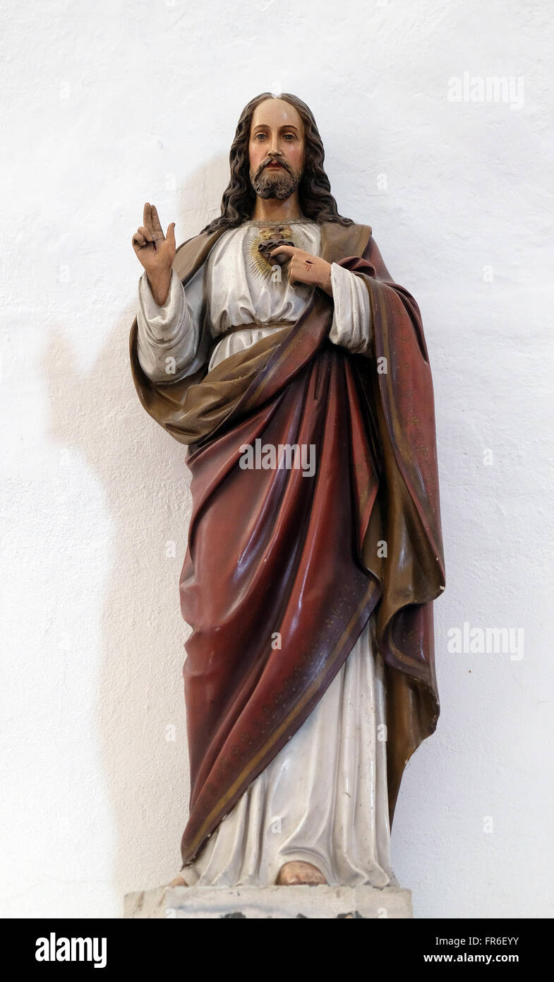 Statua del Sacro Cuore di Gesù nella chiesa di Saint Martin in Sv. Martin Okicem pod, Croazia il 16 settembre 2015. Foto Stock