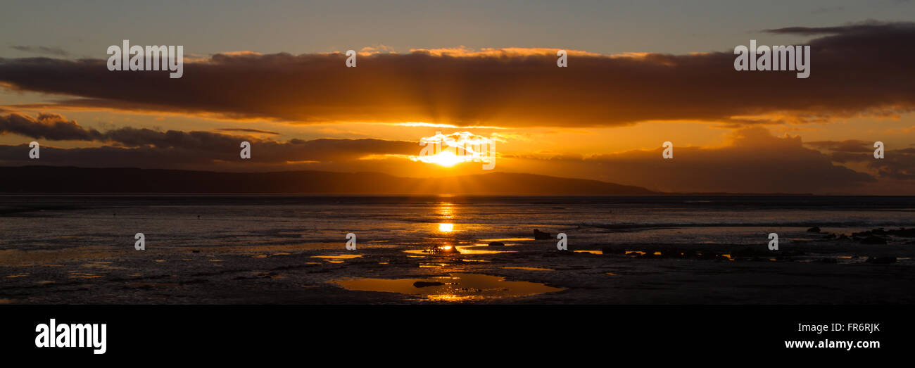 Panorama del tramonto del Galles del Nord delle colline dalle Dee estuario Foto Stock