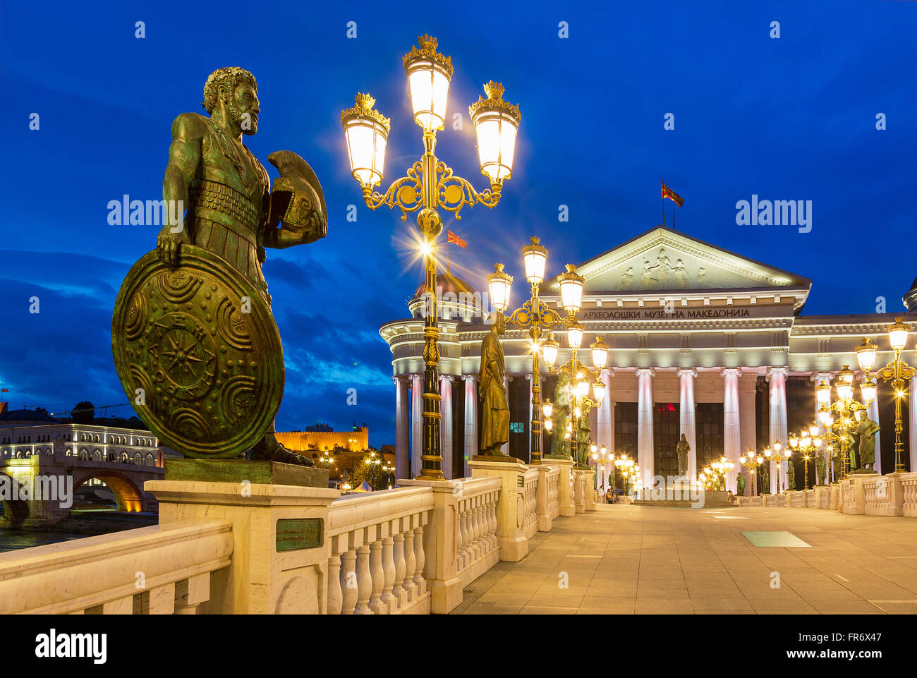 Repubblica di Macedonia Skopje, il Museo Archeologico di Macedonia e il ponte di civiltà Foto Stock