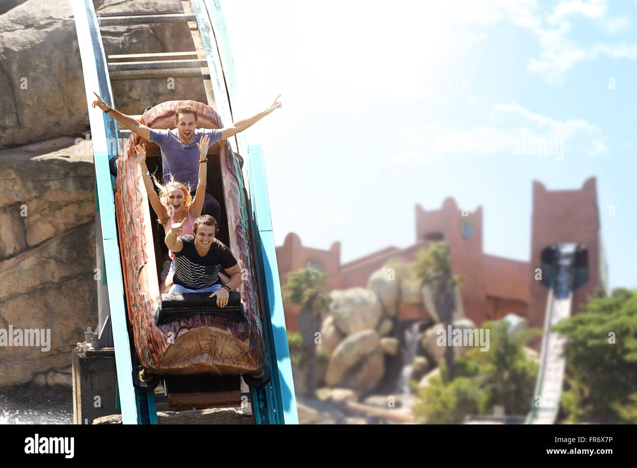 Amici entusiastica acclamare e log di equitazione parco divertimenti ride Foto Stock