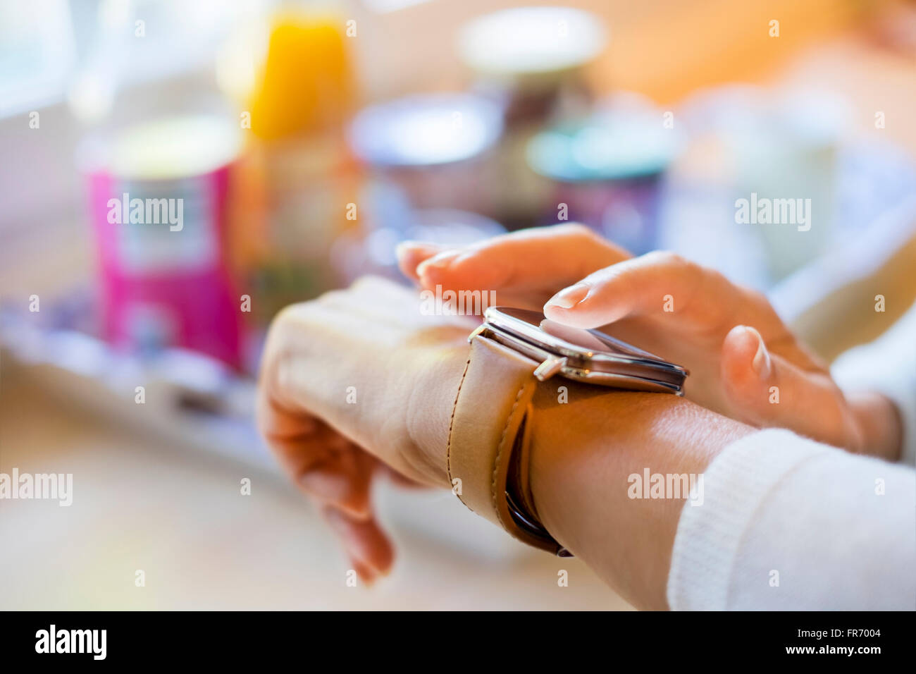 La donna a casa scrivere un messaggio su smartwatch. App,sms,e-mail,chat,messaggio Foto Stock