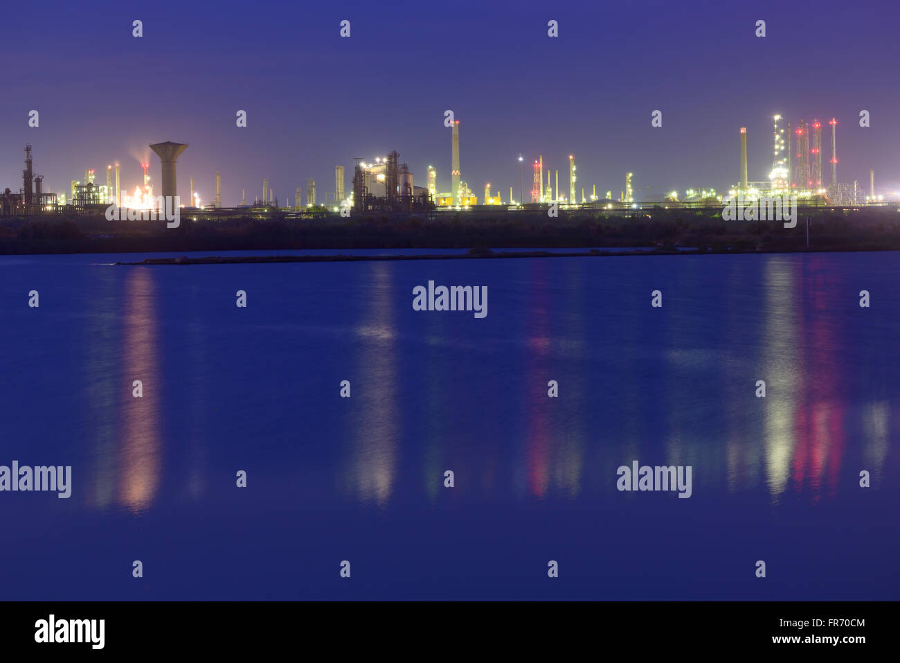 Impianto petrolchimico di notte sul Mar Nero Foto Stock