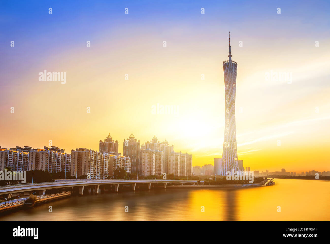 Crepuscolo, la torre della televisione, Guangzhou, paesaggi urbani, viaggi, no all'aperto, sul fiume Pearl River, architettura, Asia, edificio di riferimento Foto Stock