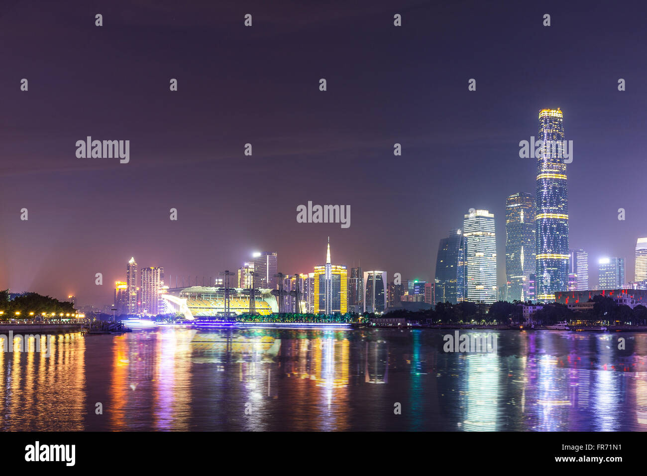 Città, notte, Guangzhou, Asia tower, CBD, presidiata, orizzontale, Pearl River, Haixinsha, edifici moderni, punti di riferimento, Cina. Foto Stock