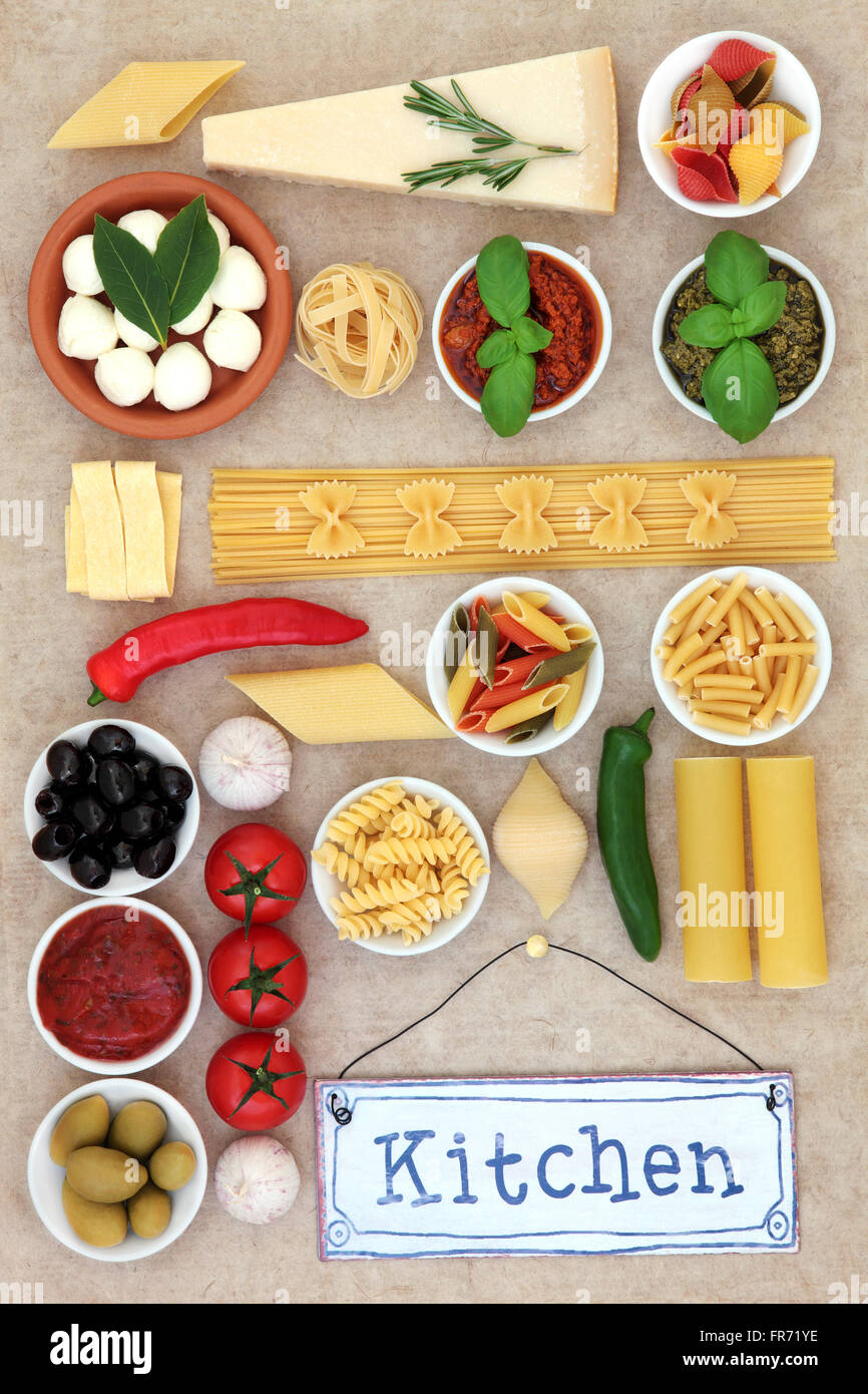 Sana dieta mediterranea e ingredienti alimentari con cucina antica segno formando un abstract sfondo naturale su carta di canapa. Foto Stock