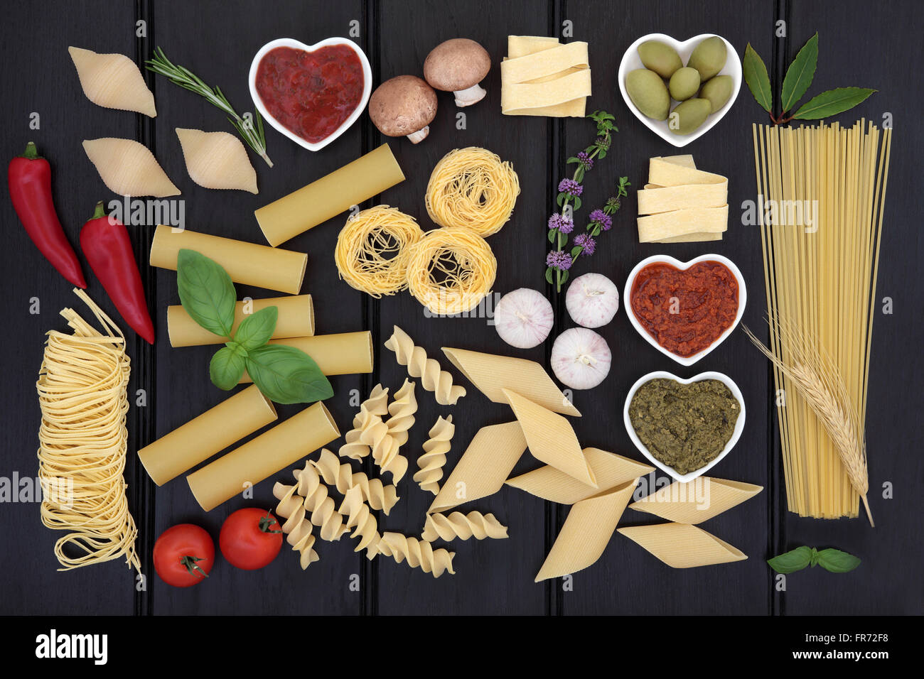 Salute Italiano ingrediente alimentare la selezione su legno scuro dello sfondo. Foto Stock