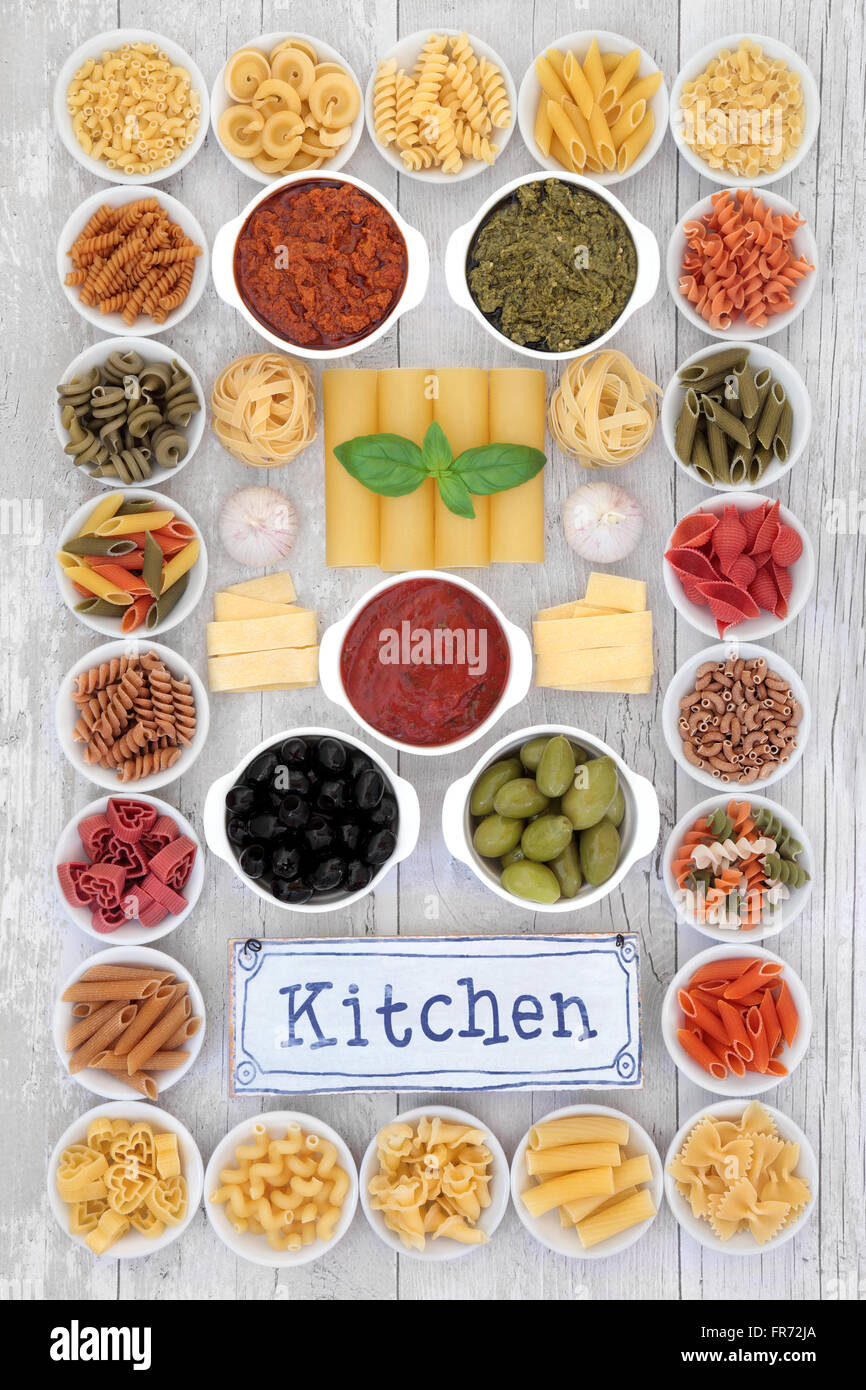 Dieta mediterranea selezione di cibo con la vecchia cucina in metallo segno formando un abstract su sfondo bianco invecchiato in legno. Foto Stock
