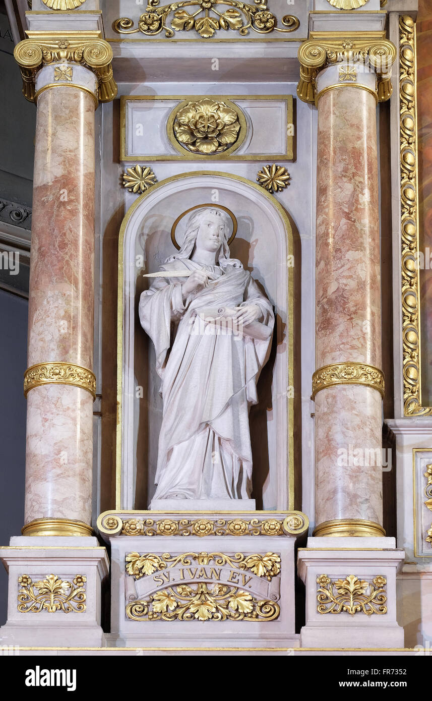 San Giovanni Evangelista statua sull altare principale nella Basilica del Sacro Cuore di Gesù a Zagabria in Croazia Foto Stock