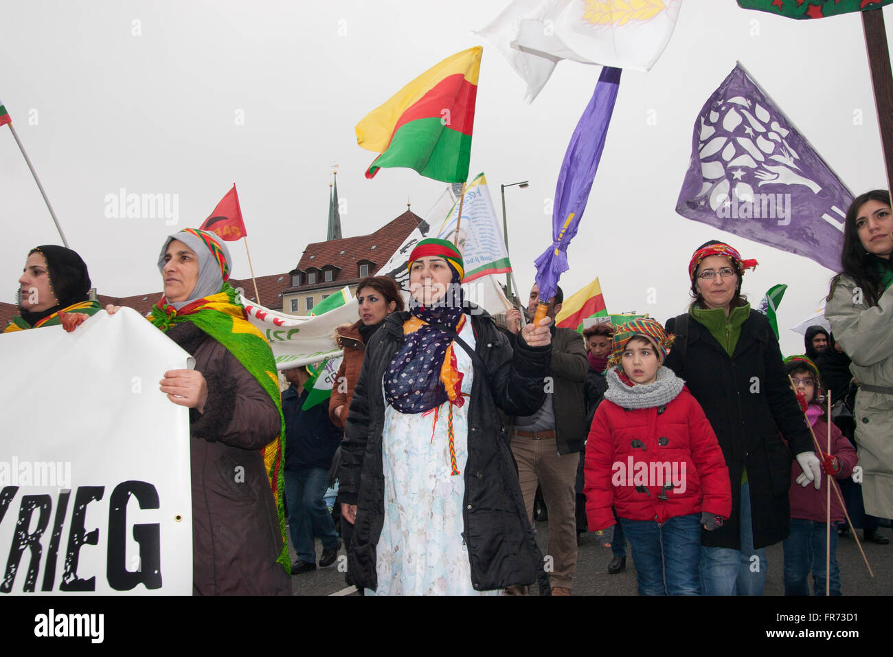 Curdi che protestavano contro il governo turco, chiedendo la fine della guerra in Kurdistan. Berlino, Germania. Foto Stock