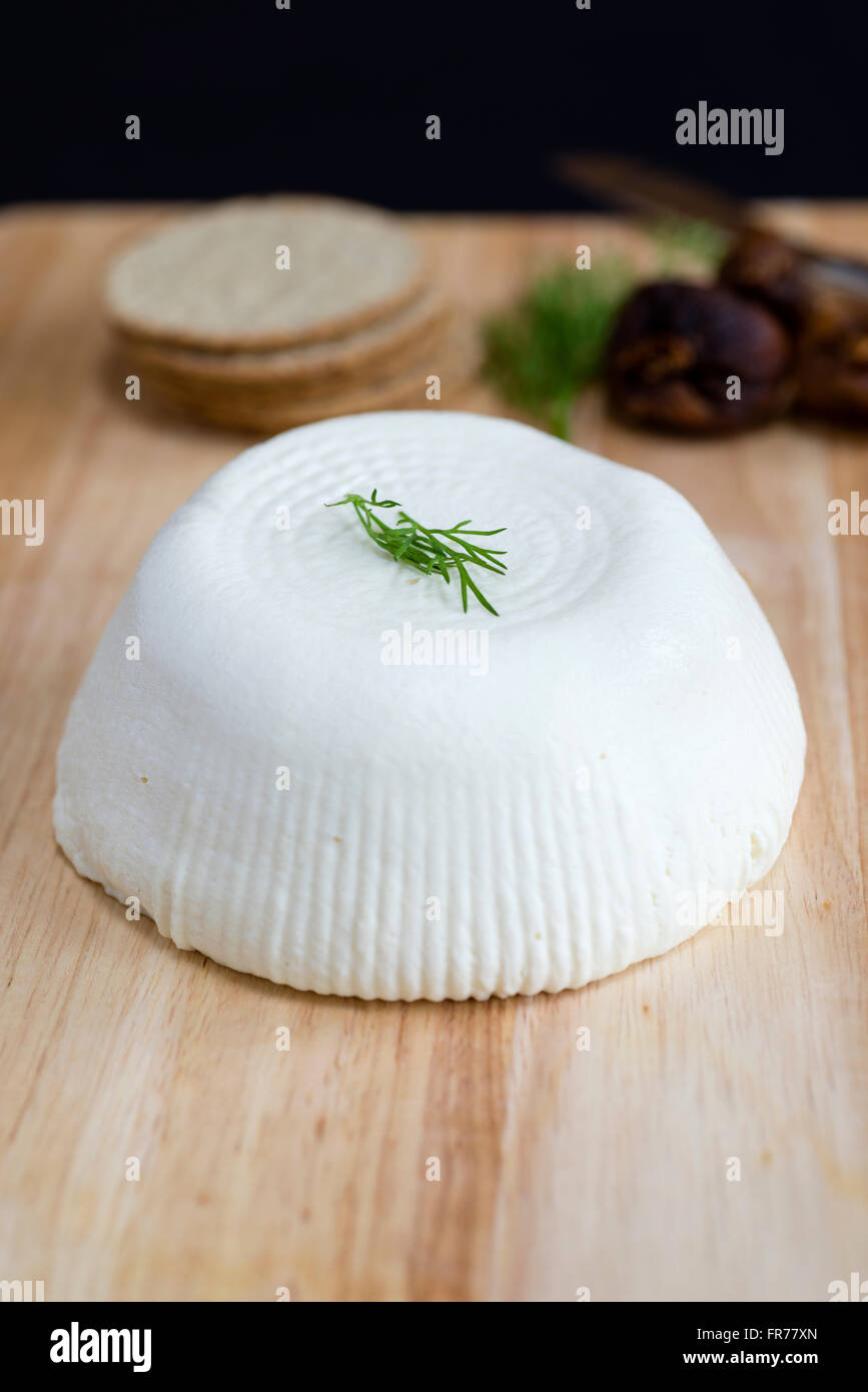 Home formaggio Fase finale: finito morbido bianco formaggio fresco, realizzato in un stampo conico. Foto Stock