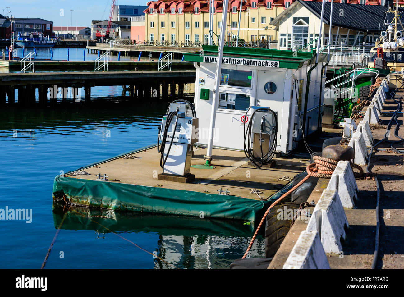 Kalmar, Svezia - 17 Marzo 2016: Dettaglio di un galleggiante, seaside benzina e diesel stazione di riempimento nel porto. Foto Stock