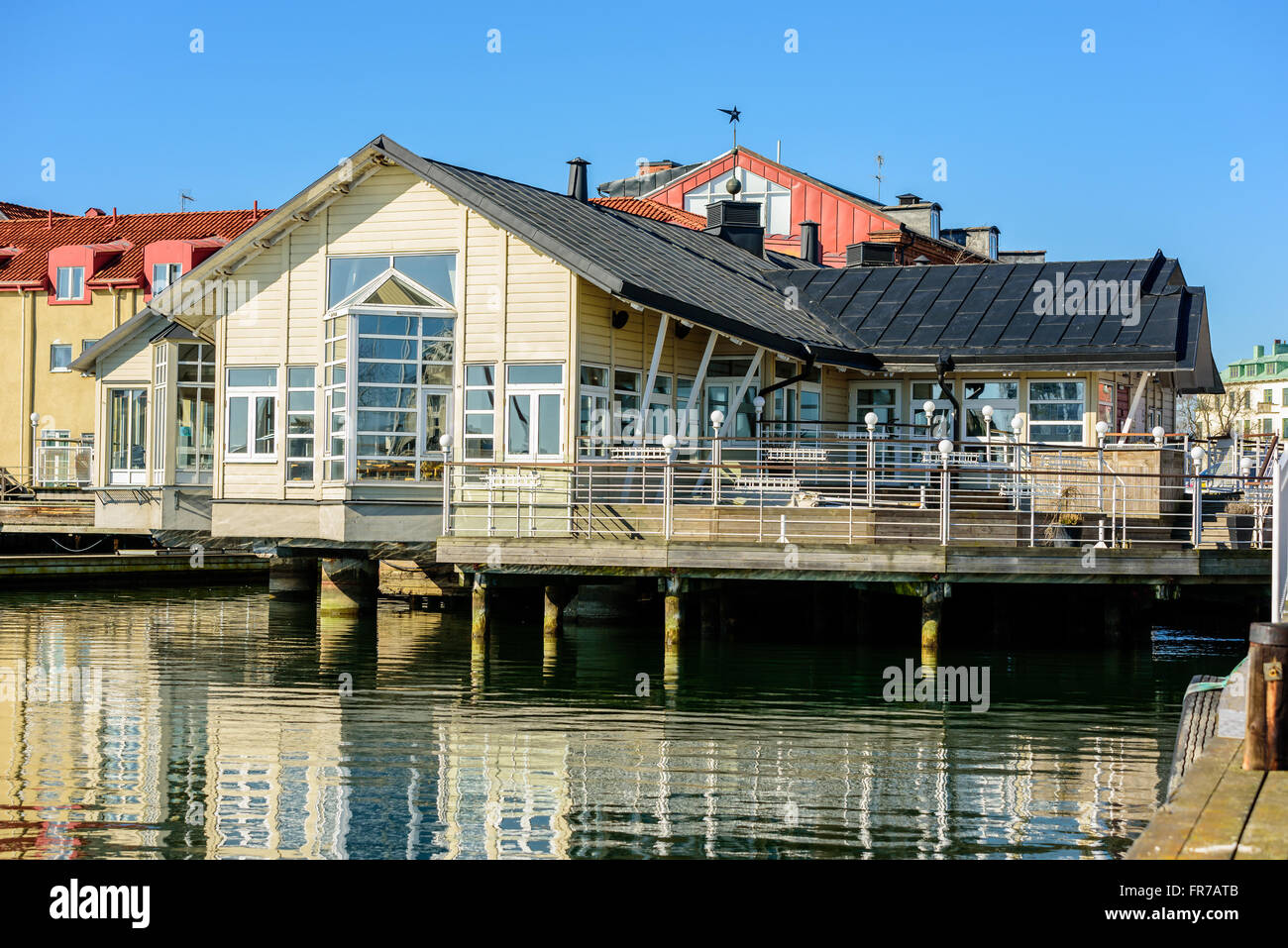 Kalmar, Svezia - 17 Marzo 2016: Hamnkrogen, il porto locale taverna giù dal dock. Qui si vede fuori stagione su una tranquilla mattina w Foto Stock