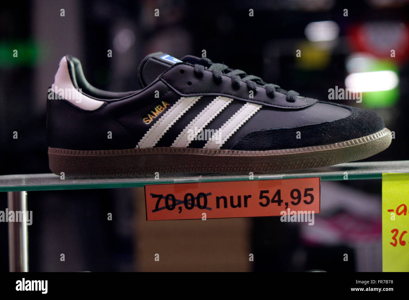 Ein Sportschuh der Marke " Adidas Samba', Berlino. Foto Stock