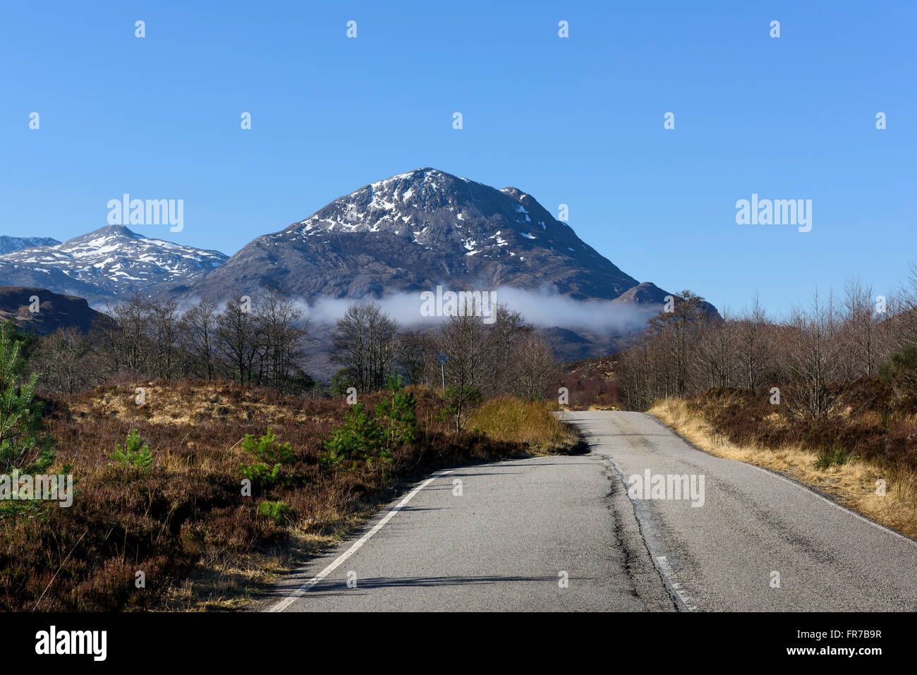 Passante posto su una singola traccia strada nel nord ovest della Scozia. Foto Stock