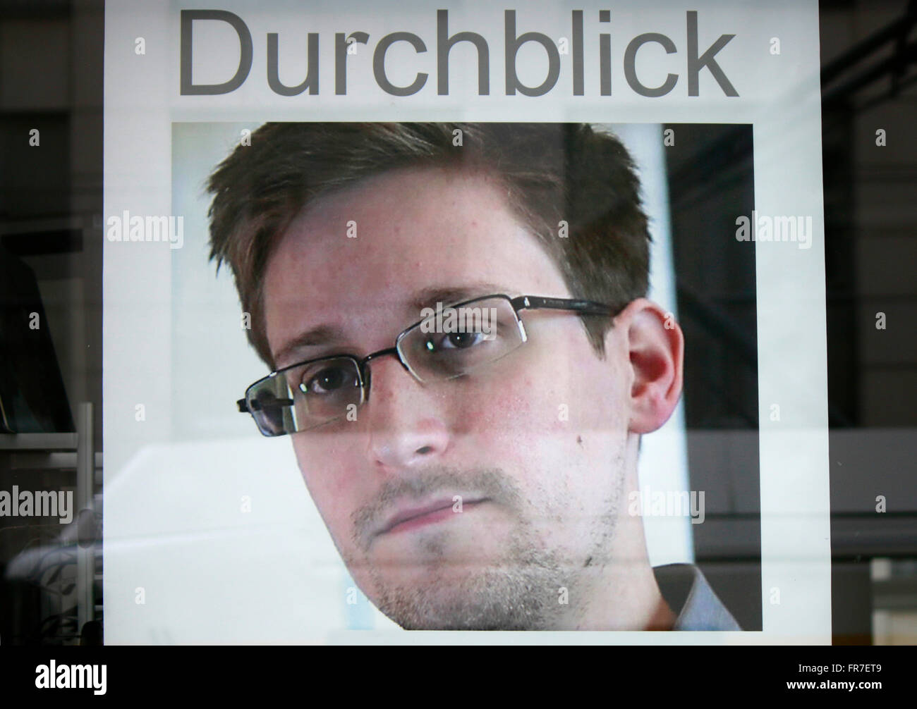 Werbung fuer 'Durchblick' mit dem Portrait von Edward Snowden, Berlino. Foto Stock