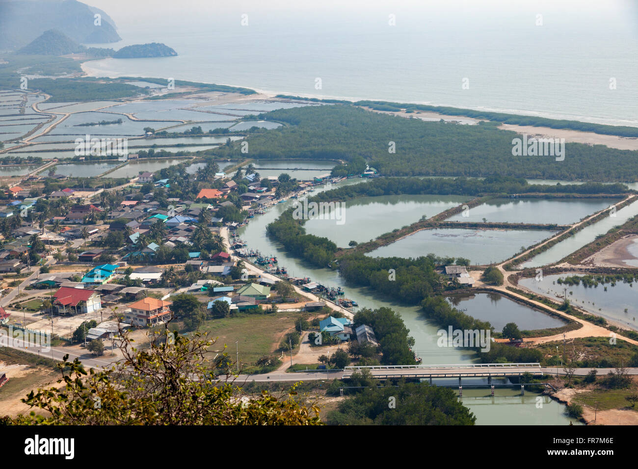 Dalla Khao Daeng vantage point, una vista sulla parte di Khao Sam Roi Yot parco marino nazionale, stagni di gamberi e la riva e. Foto Stock