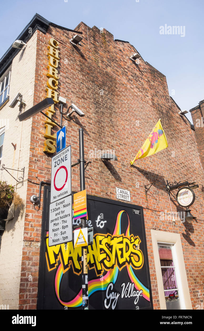Cartello che diceva "Benvenuti a Manchester il villaggio gay". Canal Street, Manchester, Inghilterra. Regno Unito Foto Stock
